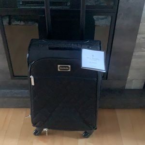 NWT Vera Bradley 22 inch spinner luggage black